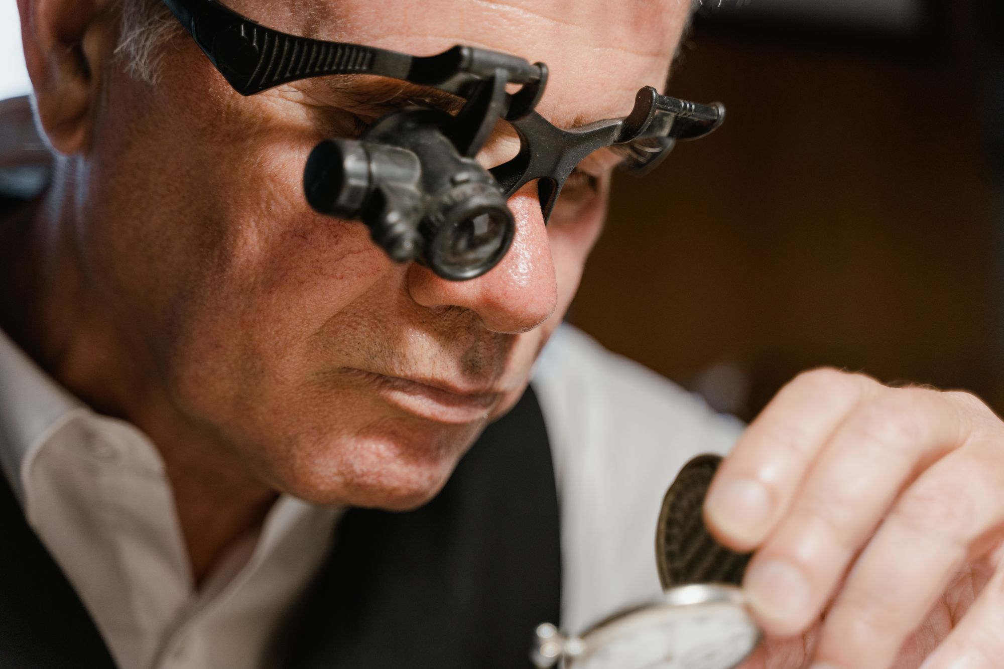 Mani esperte al lavoro su un orologio